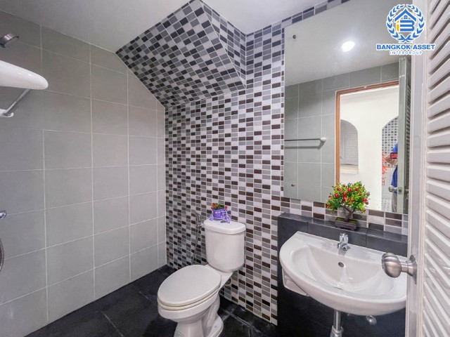 *****ทาวน์เฮ้าส์มือสองย่านกรุงเทพฯ ม.ไอ ดีไซน์ วงแหวน-รามอินทรา #หลังมุม เนื้อที่กว้างขวางมากถึง 30.4 ตร.ว. ฟังก์ชันจัดเต็ม 4 ห้องนอน 2 ห้องน้ำ 1 ที่จอดรถ บ้านสภาพสวย น่าอยู่อาศัย  บนทำเลเยี่ยม เชื่อมต่อถ.วงแหวน-รามอินทรา ถ.คู้บอน ถ.ปัญญา-รามอินทรา ถ.จตุโชติ ใกล้แฟชั่นไอส์แลนด์